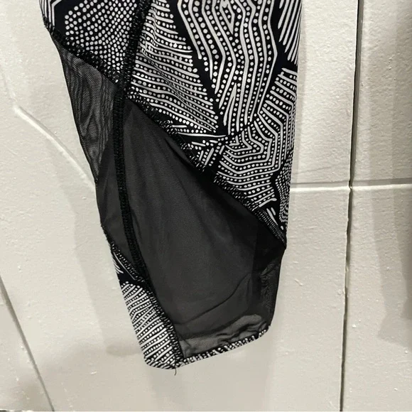 Lululemon Goal Crusher 7/8 Tight in Dottie Tribe White Black / Black - Picture 8 of 16